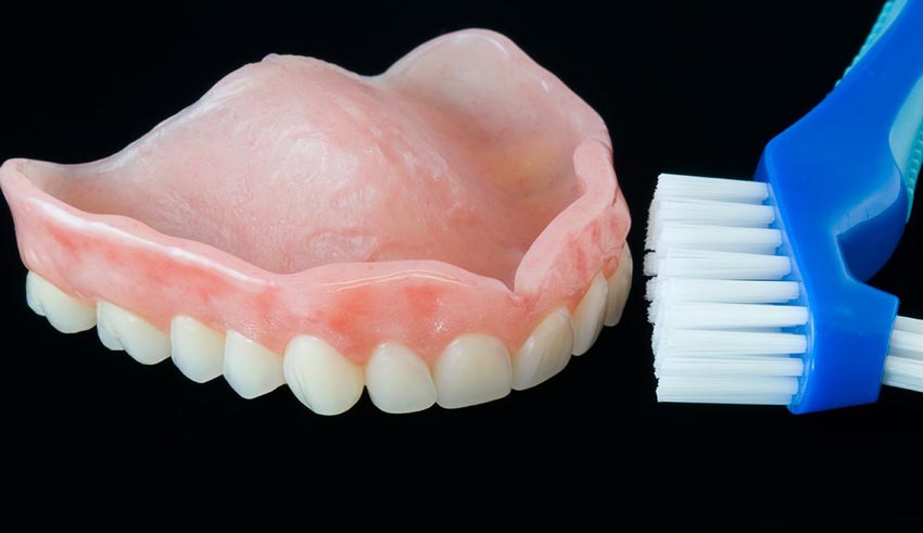 تمیز کردن دندان مصنوعی