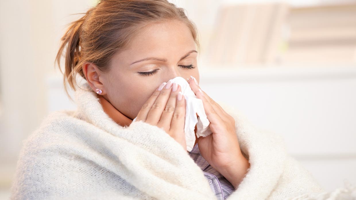 چگونه سرماخوردگی را در خانه درمان کنیم ؟ ( با عکس )